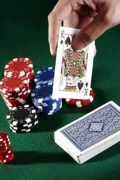 Papan permainan Bingo dengan bola bernomor di mekar99 Online Indonesia